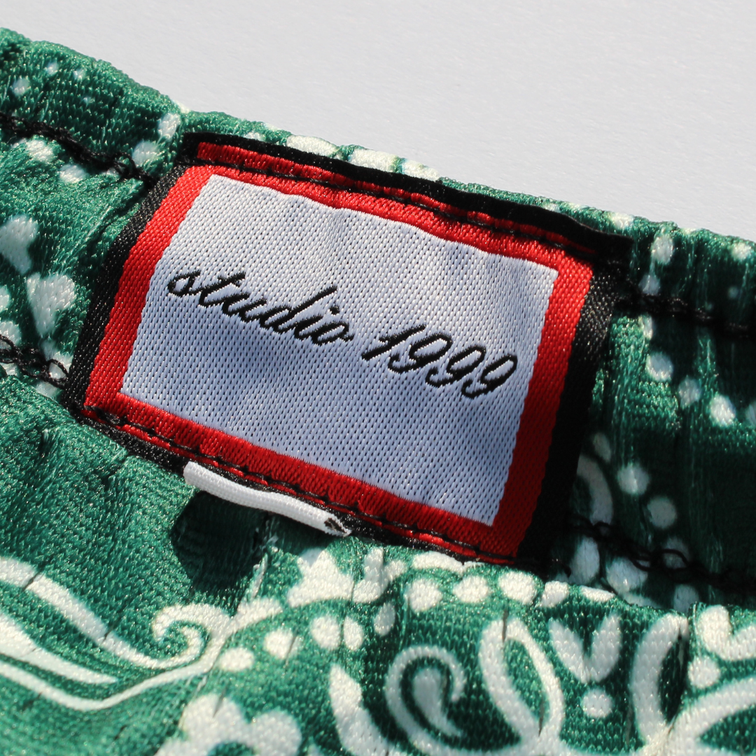Pantalones cortos de malla de peso pesado: verde con estampado paisley blanco