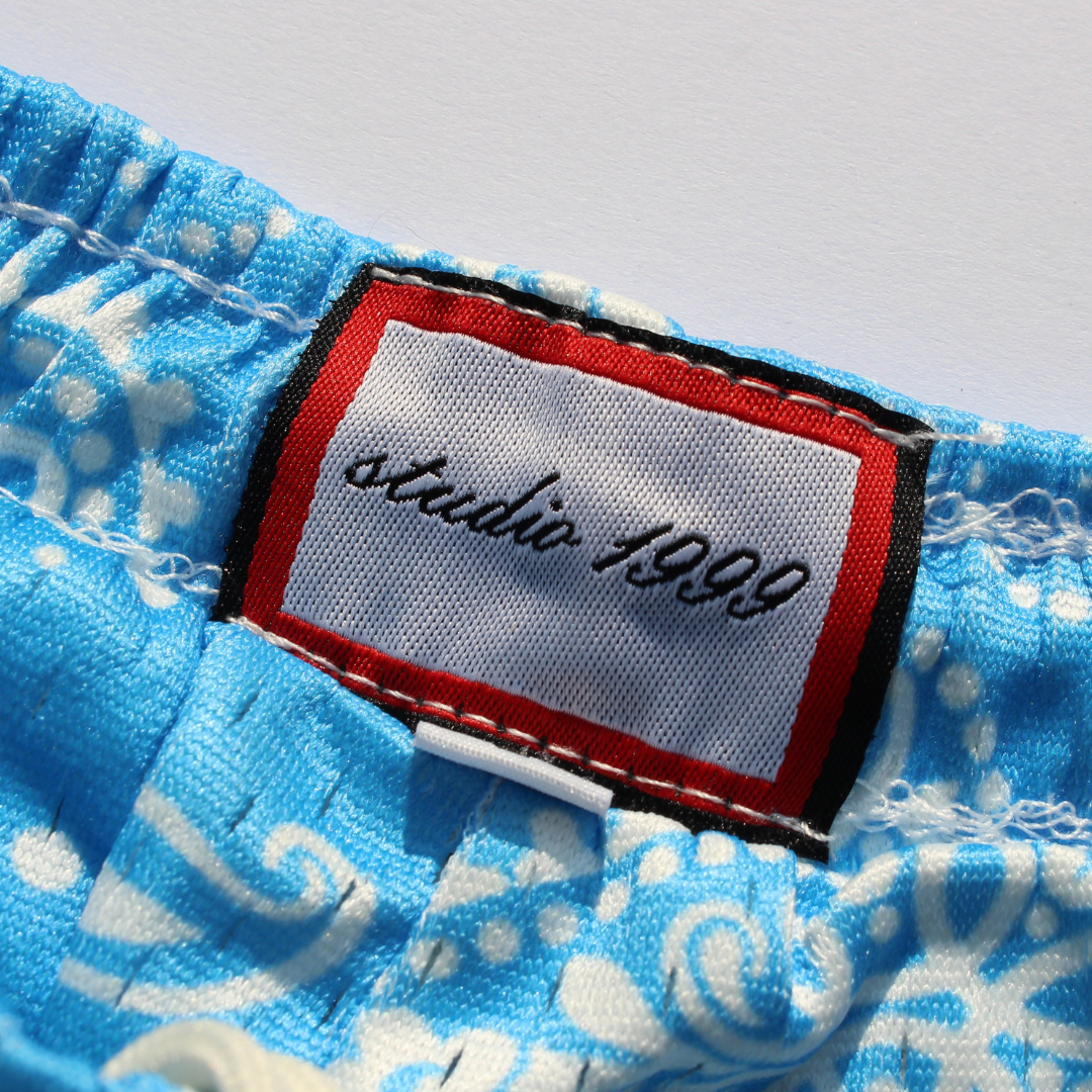 Pantalones cortos de malla: azul bebé con estampado paisley blanco