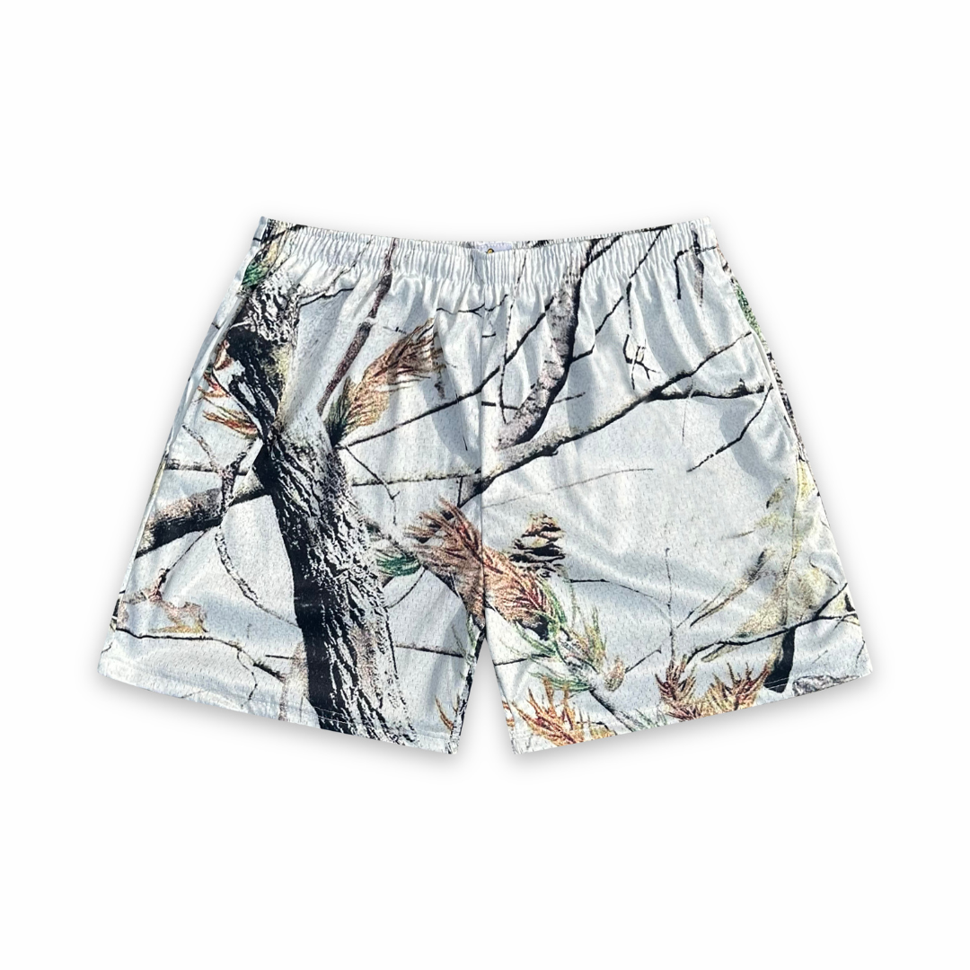 Pantalones cortos de malla con estampado de camuflaje forestal en color blanco